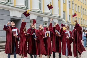 Поздравляем выпускников с окончанием вуза